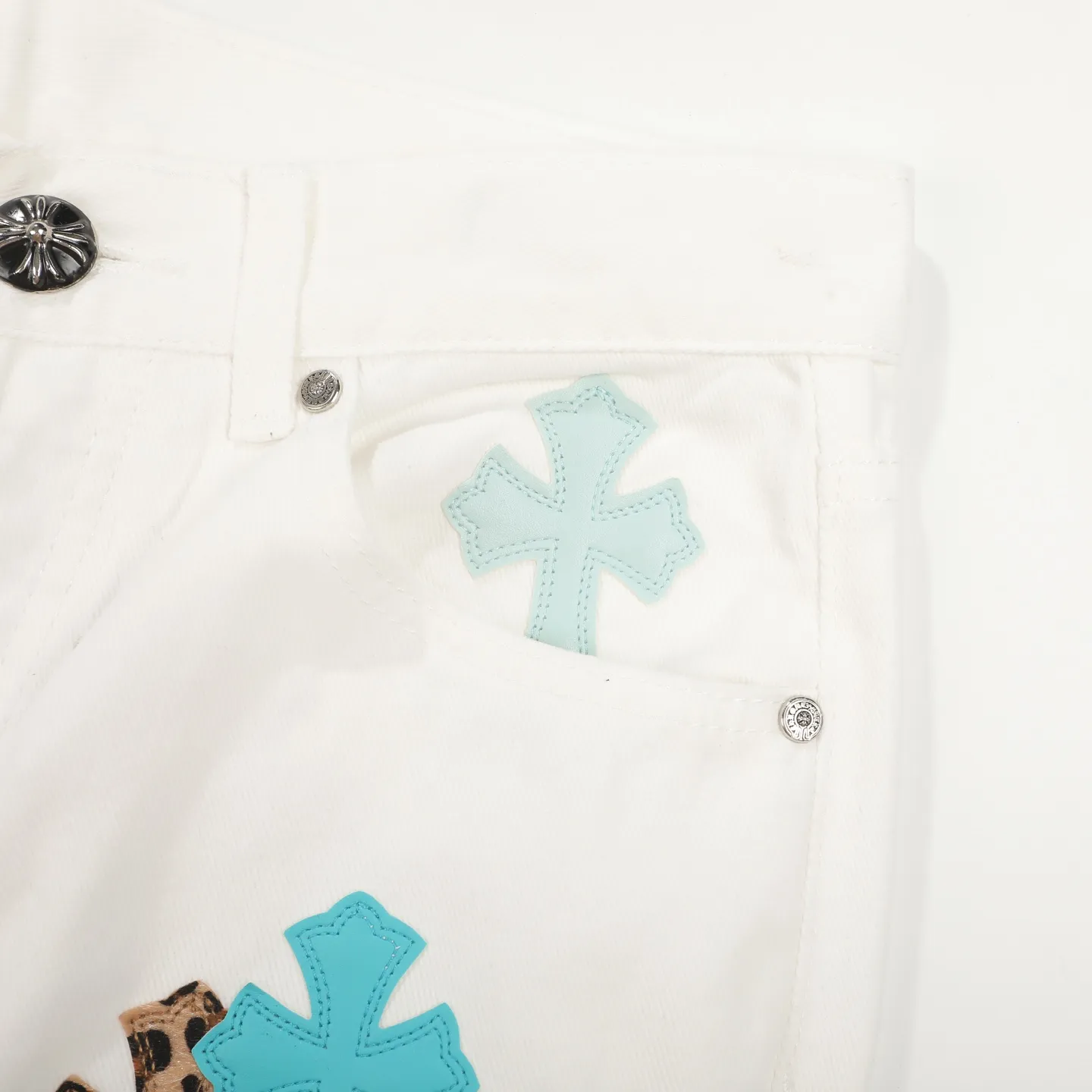 P250 Chrome Hearts 25SS white pants with three-color leopard print blue leather jeans. Chrome Hearts’ pants with the most popular colors are made of beaded canvas fabric. Heavy washing makes the upper body of the fabric more textured and the pants are tall and straight! The three-dimensional cutting of the whole trousers is a masterpiece! The hardware is customized by zp. The beaded canvas fabric is thick and soft after being washed. It has good breathability. Customized small leather label. Unique design. The details are simple and elegant, and the workmanship is exquisite. The whole trousers are neatly routed and the details are in place! It’s so cool that both men and women can easily control the genderless trend! Size: 28/30/32/34 Waist: 73/78/83/88 Sitting: 99/104/109/114 Pants length: 102/104/106/108